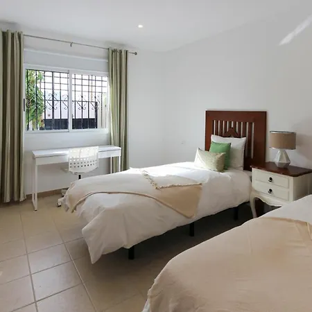 Villa Sleeps 12 With Pool Air Con And Wifi *