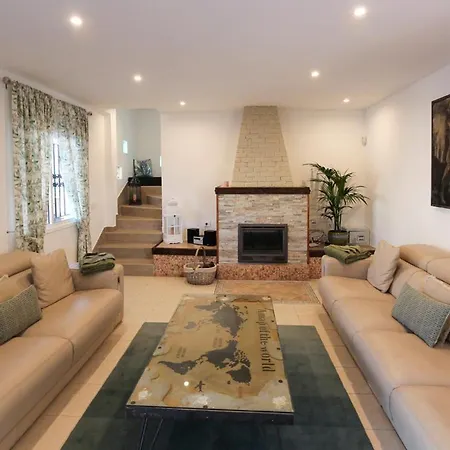 Villa Sleeps 12 With Pool Air Con And Wifi *